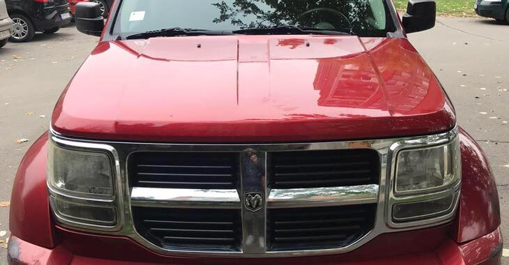 prednji prikaz crvenog automobila Dodge Nitro