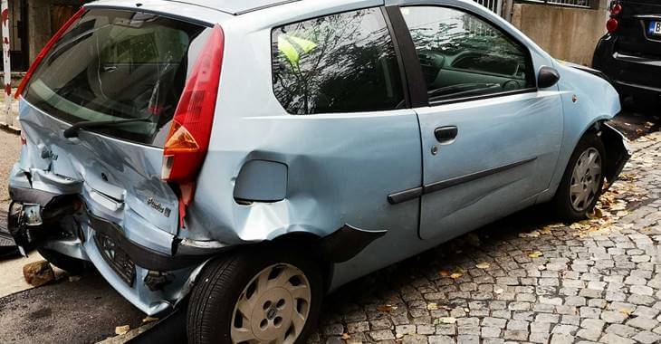 zadnja bočna strana automobila Fiat Punto
