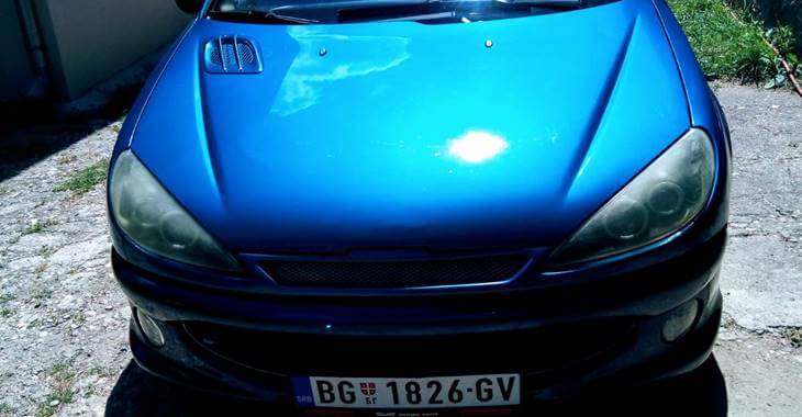 prikaz haube plavog automobila Peugeot 206