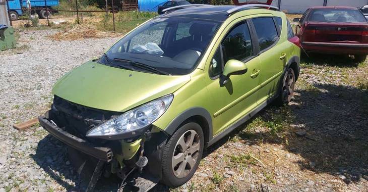 bočna strana žutog automobila Peugeot 207