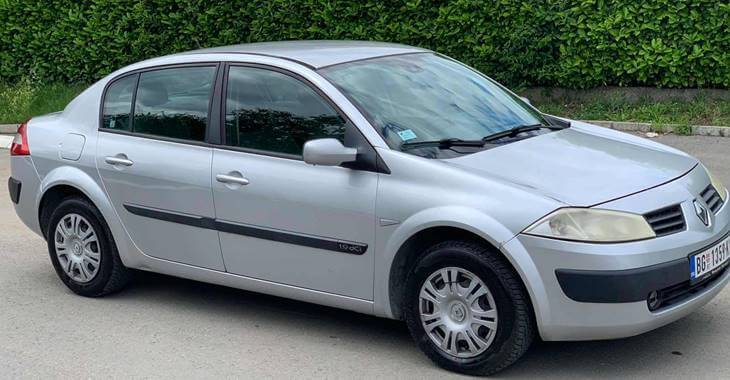 bočni prikaz sivog automobila Renault Megane