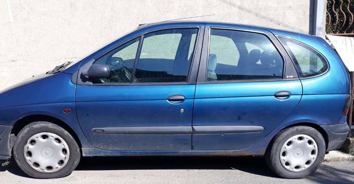 levi bočni prikaz automobila Renault Scenic