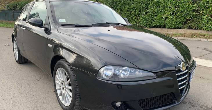 bočni prikaz crnog automobila Alfa Romeo 147