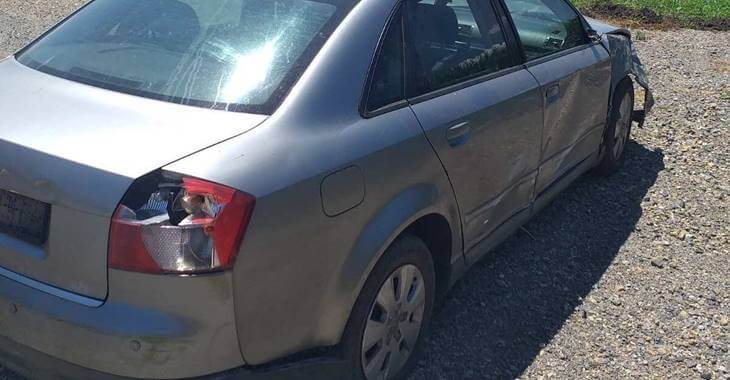 zadnja strana sivog automobila Audi A4