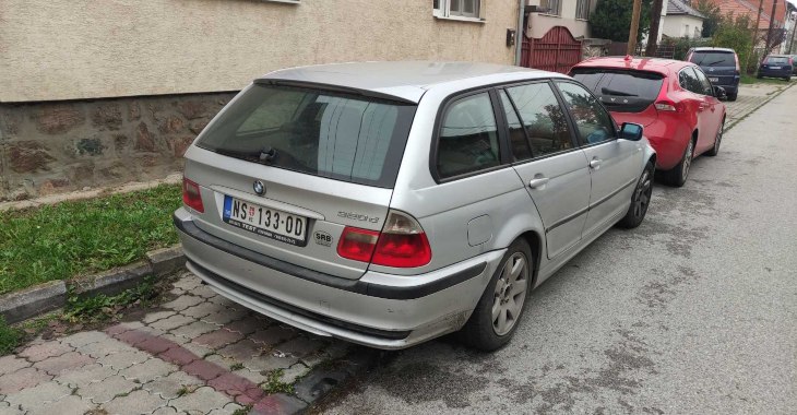 zadnji prikaz sivog automobila BMW 3