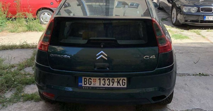 zadnja strana zelenog automobila Citroen c4