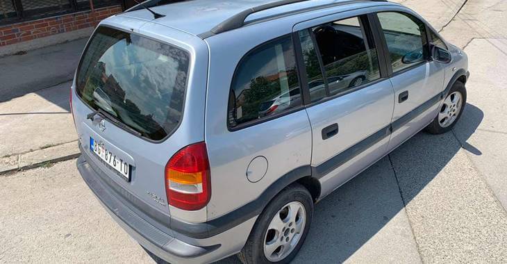 Zadnji prikaz sivog automobila Opel Zafira