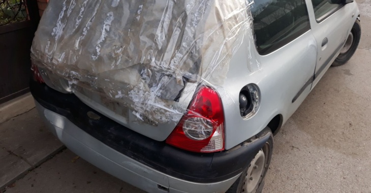 zadnji prikaz havarisanog automobila Renault Clio
