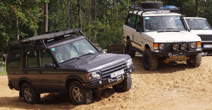Prikaz dva automobila Range Rover