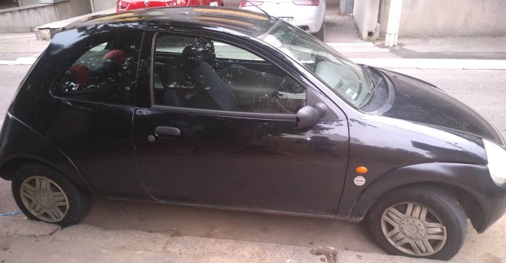 bočni prikaz crnog automobila Ford Ka