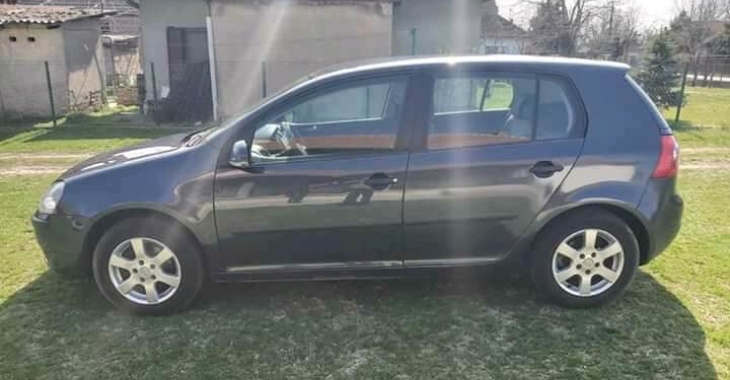 prikaz tamno sivog automobila Volkswagen Golf 4