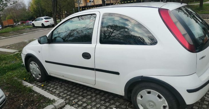 levi bočni prikaz belog automobila Opet Corsa