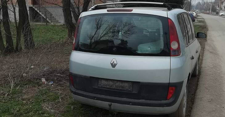 Zadnji prikaz sivog automobila Renault Escape