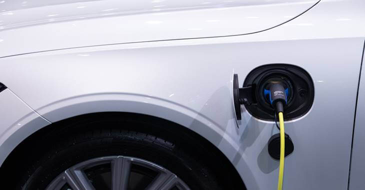 Beli električni automobil na punjaču