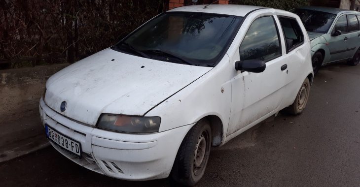 Fiat punto bele boje fotografija sa strane