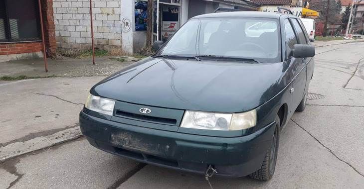 Bočni prikaz crnog automobila Lada 2111