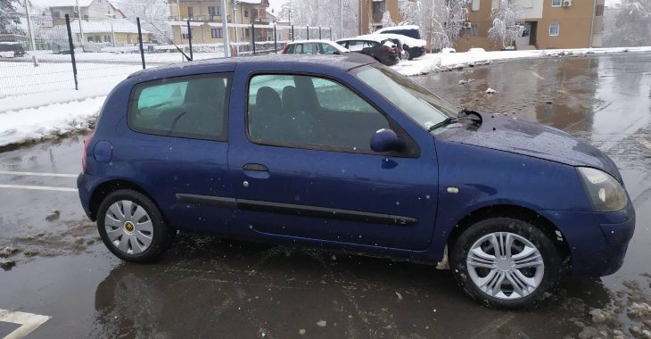 desni bočni prikaz teget automobila Renault Clio