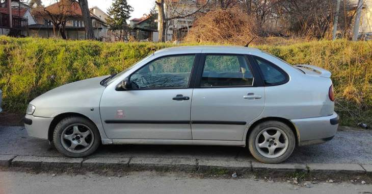 bočni prikaz sivog automobila Seat Cordoba