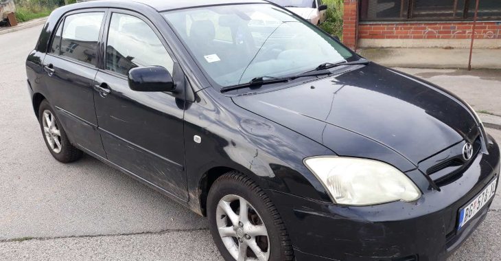 Parkirana crna toyota corolla