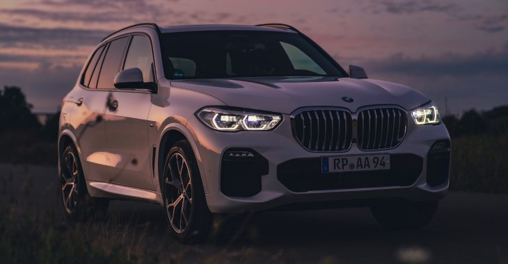 Beli BMW na travi