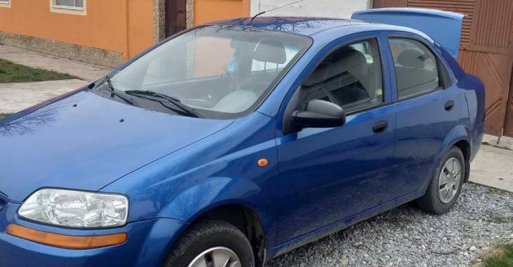 Plavi chevrolet automobil