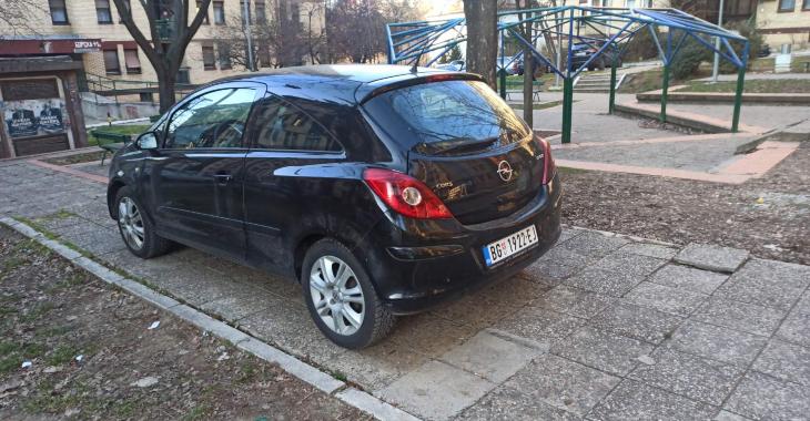 Crna opel corsa