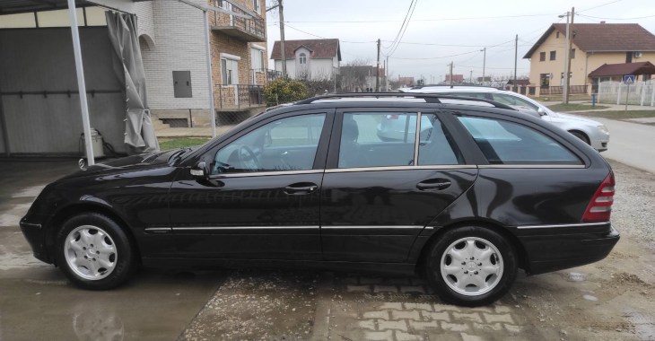 Crni Mercedes klasa