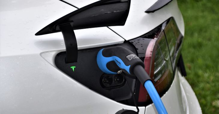 Punjenje Tesla automobila